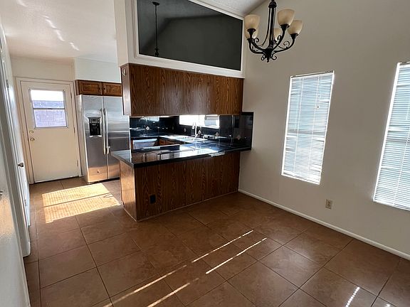 3rd image of 953 W Emelita Cir