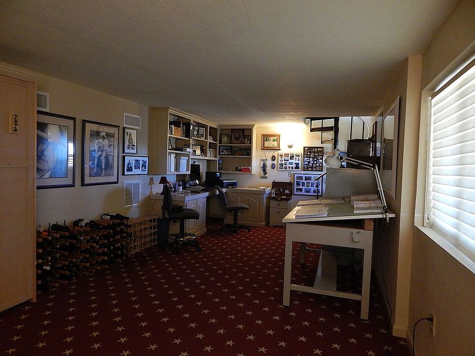 downstairs bd w/murphys bed