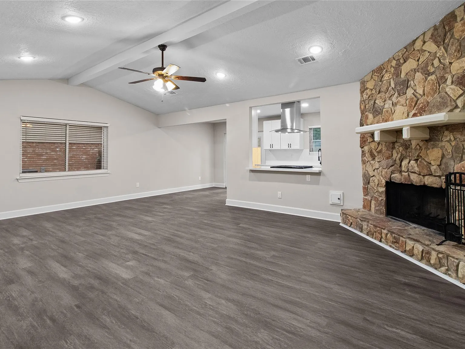 3 bed, 2.0 bath, 1399 sqft, $1,950 — Photo 2