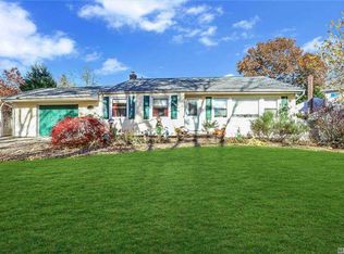 3 Berry Ct, Huntington Station, NY 11746