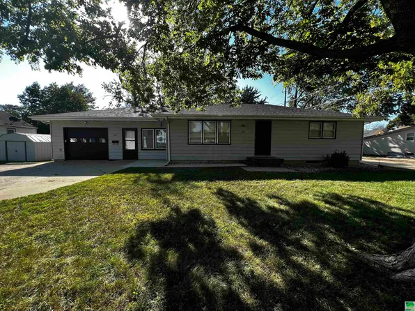 805 Cornelius St, Cherokee, IA 51012