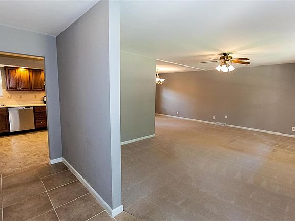 4th image of 34 Montauk Dr