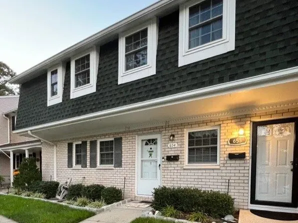 654 Village Drive #654, Hauppauge, NY 11788