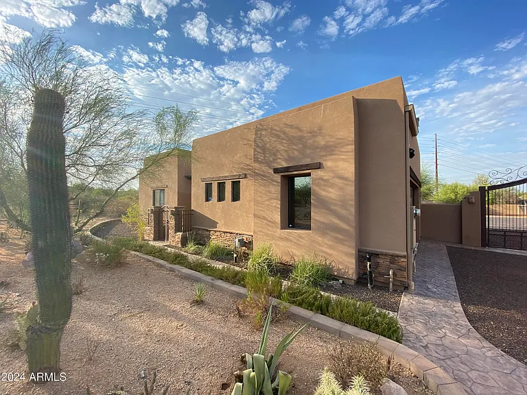 5559 E El Sendero Dr — Photo 2