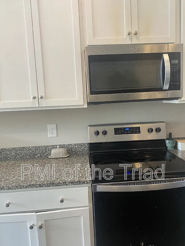 3 bed, 2.5 bath, 1780 sqft, $1,900 — Photo 3