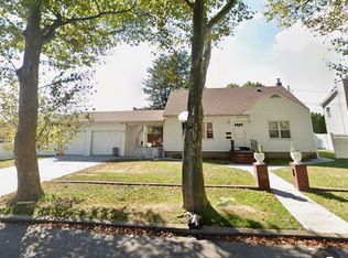80 E 1st St, Deer Park, NY 11729