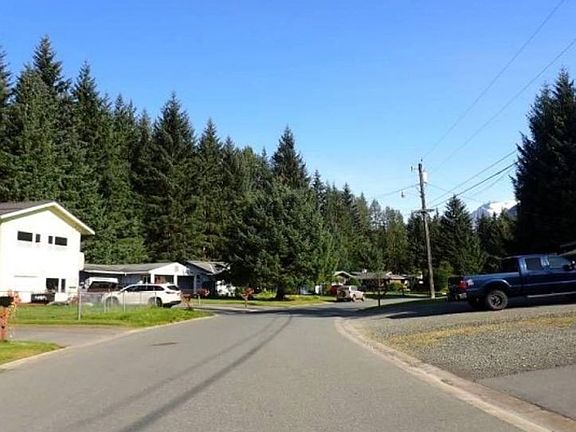 Exterior Neighborhood (street photo)
