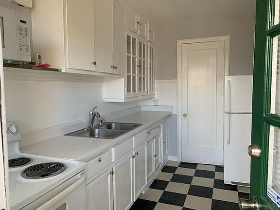 2nd image of 1800 N Elm St