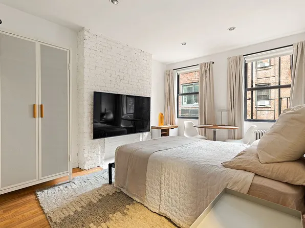 113 W 15th St #2E, New York, NY 10011