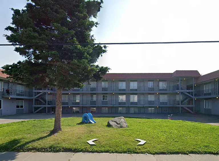 415 N Bragaw — Photo 1