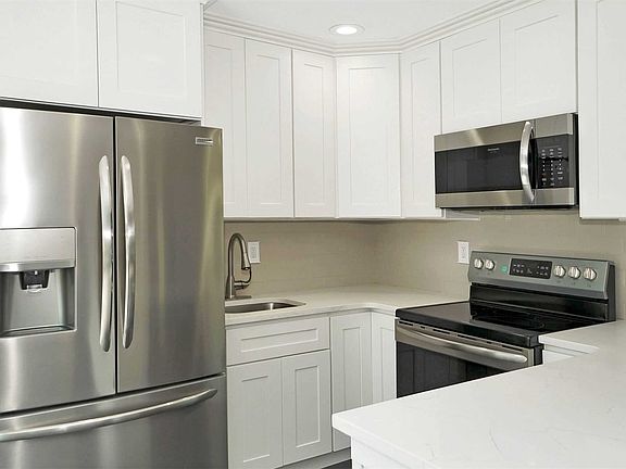 2nd image of 30 Nantucket Dr