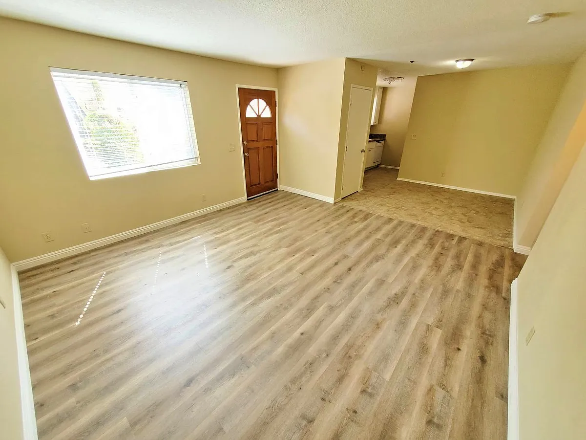 Building Photo - 729 S Knott Ave #202