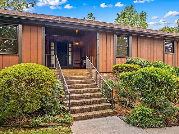5th image of 202 Cedarwood Dr