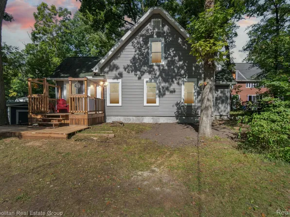 210 W Canyon Dr, Milford, MI 48380