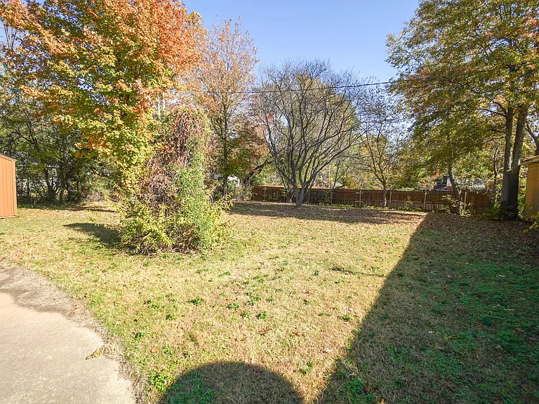 1131 W Brooks St — Photo 13