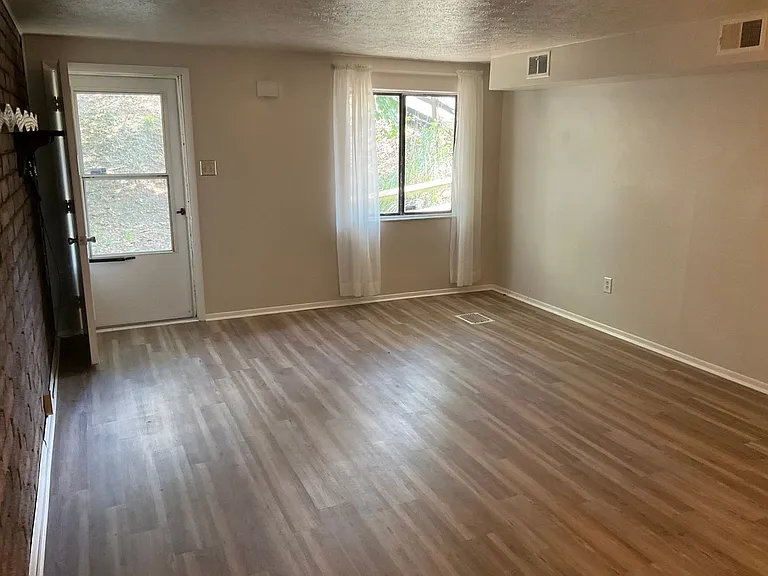 446 Crosby Dr — Photo 4