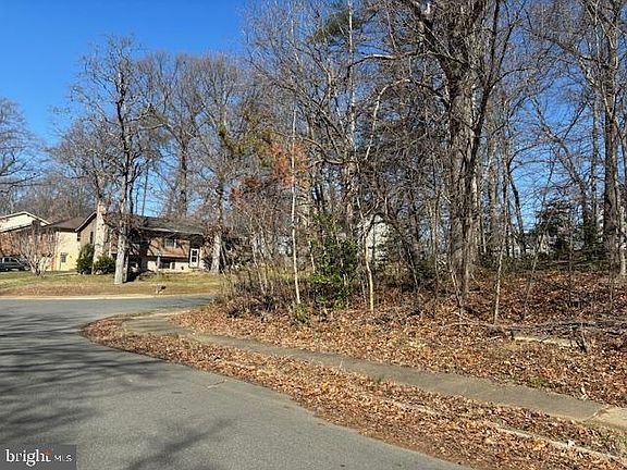 2nd image of 15716 Edgewood Dr