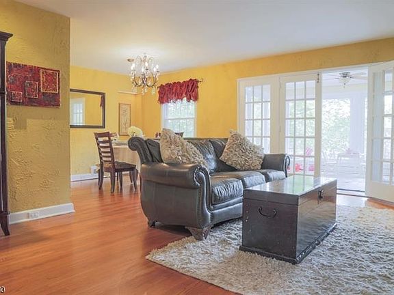 5th image of 52 Wildwood Ave