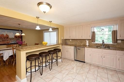 4th image of 40 Plymouth Dr
