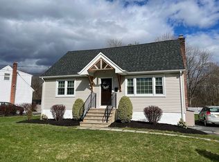 16 Stimis Ln, East Hanover, NJ 07936