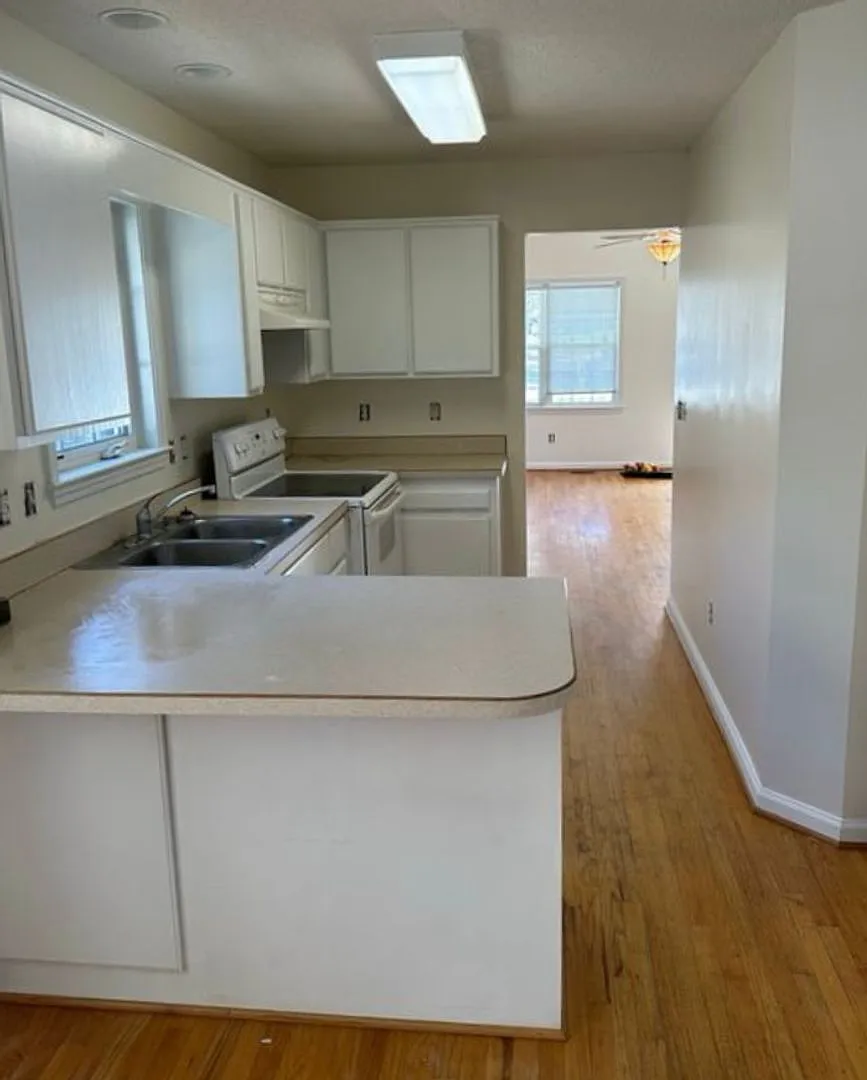 Charming 3 Bed / 2 Bath Home with Screened Porch + Fenced Yard in New Bern — Photo 3