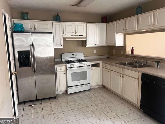 3rd image of 3648 Sapphire Ct