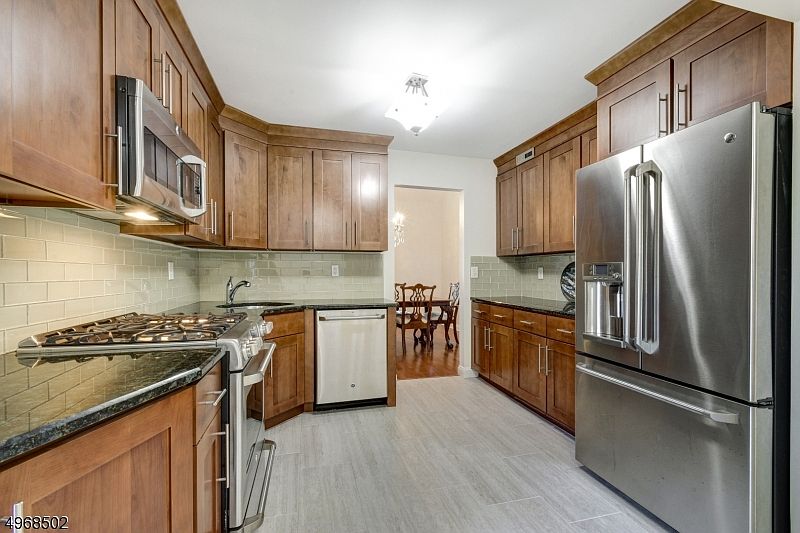 1st image of 7 Bongart Dr