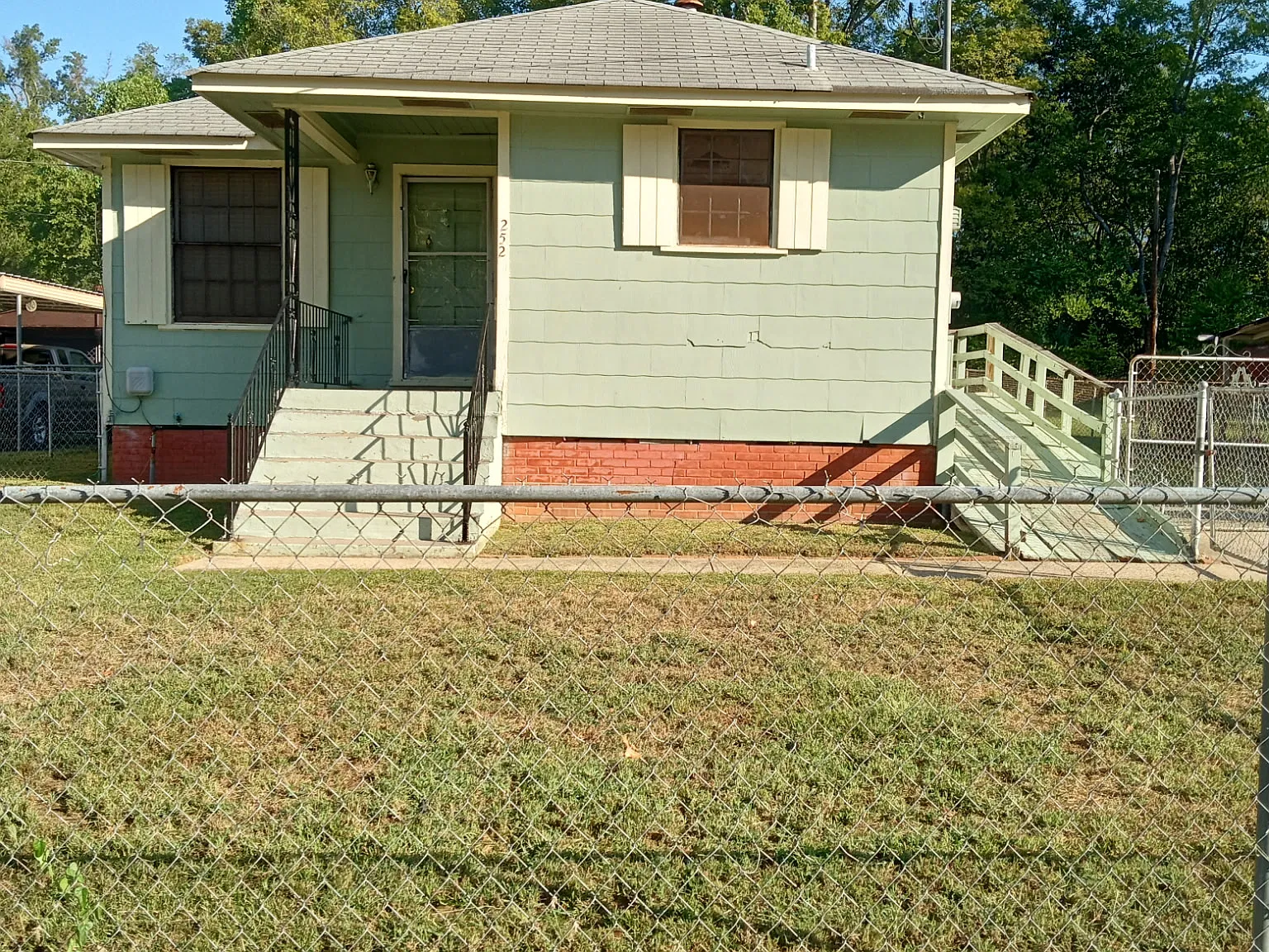 3 bed, 984 sqft, $825 — Photo 1