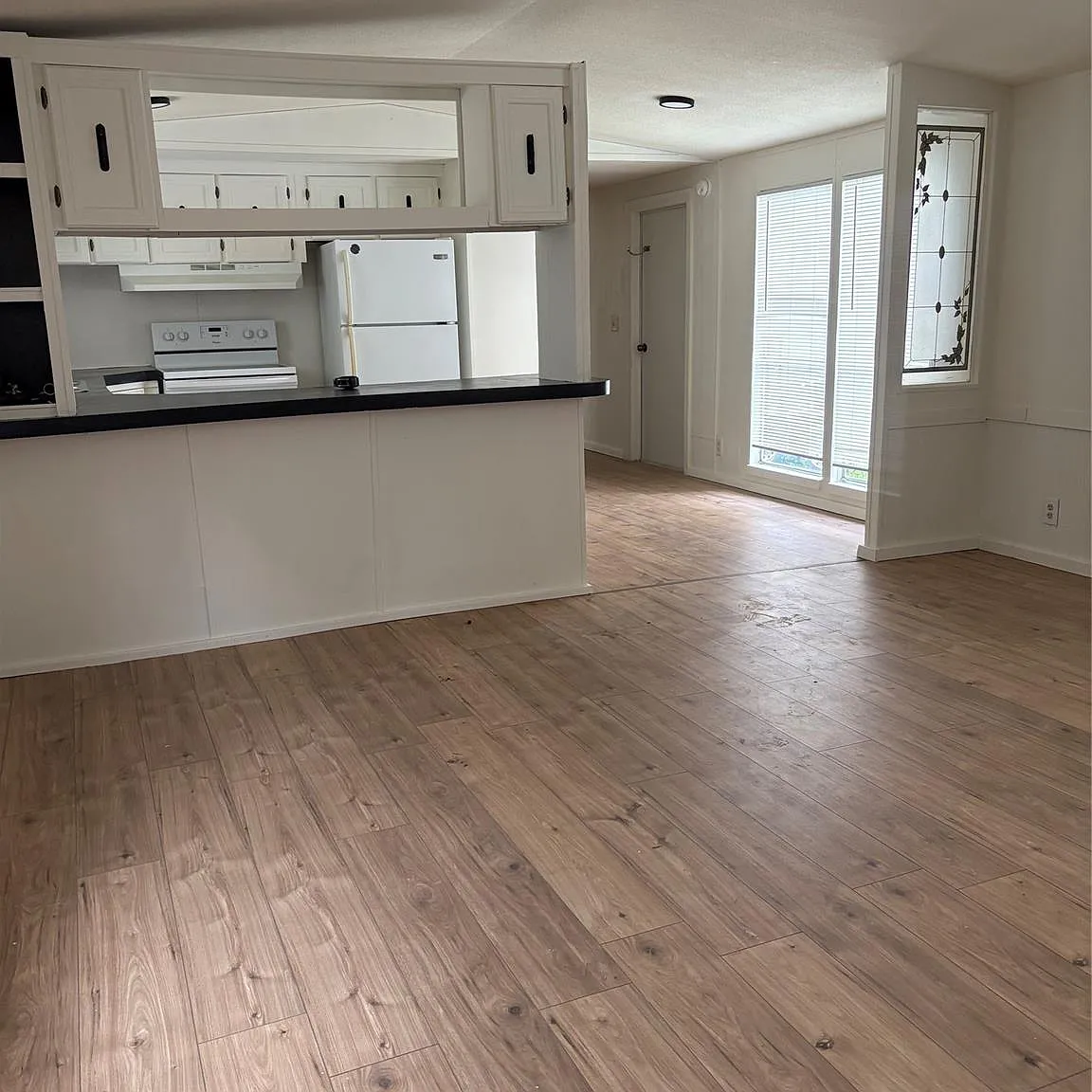 3 bed, 2.0 bath, 1216 sqft, $1,350 — Photo 2