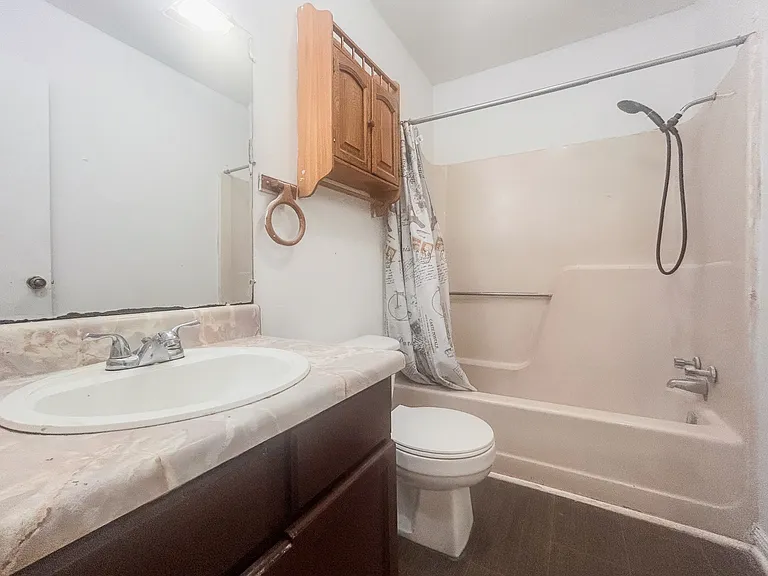 205 Rue Royale #C — Photo 6