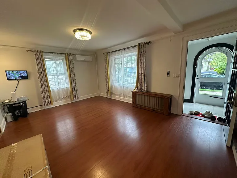 29 Holland Ave — Photo 2