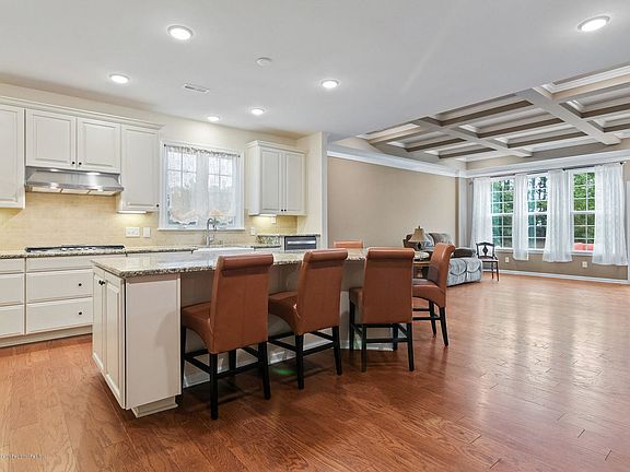 4th image of 70 Aylesford Ln
