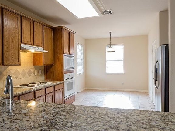 Kitchen to breakfast area