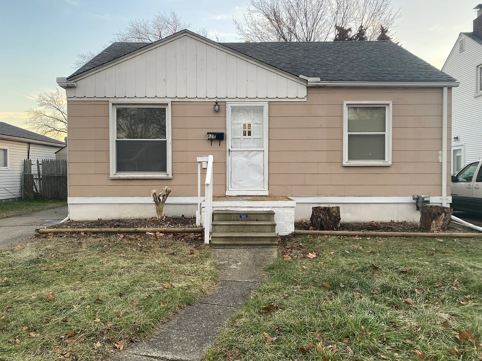 828 E Hayes Ave photo 1