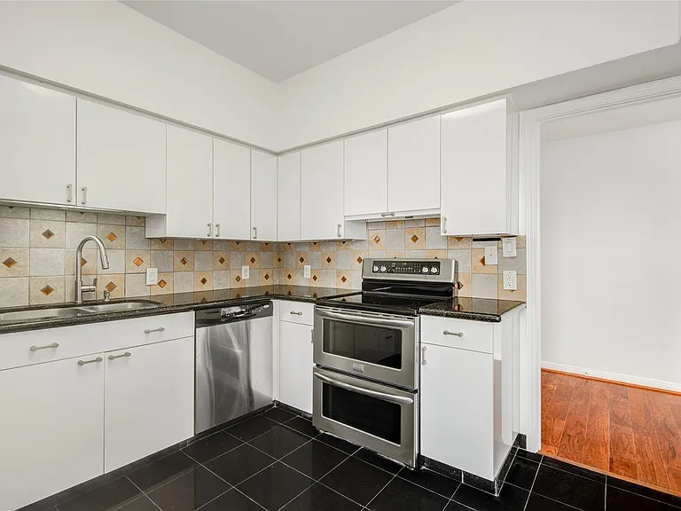15 Greenway Plz #10G — Photo 25