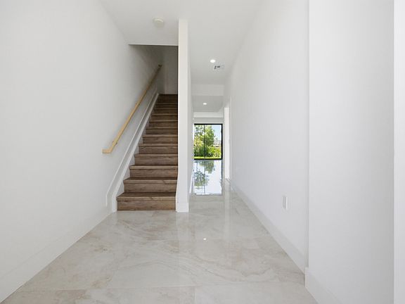 3rd image of 1546 NW 1st Avenue