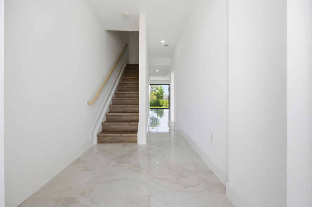 1546 NW 1st Avenue, photo 3
