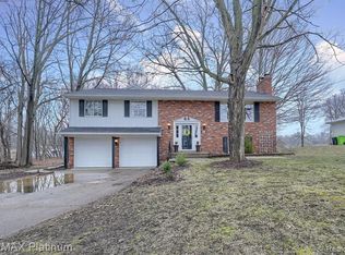 1015 S Leroy St, Fenton, MI 48430