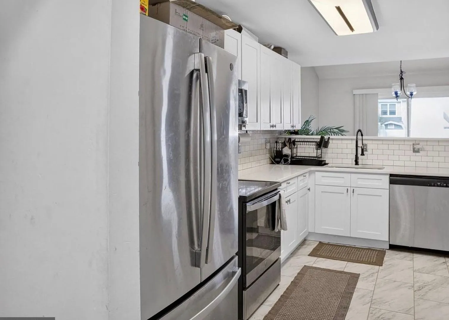 Spacious 3BR Townhome in Middletown — Photo 3