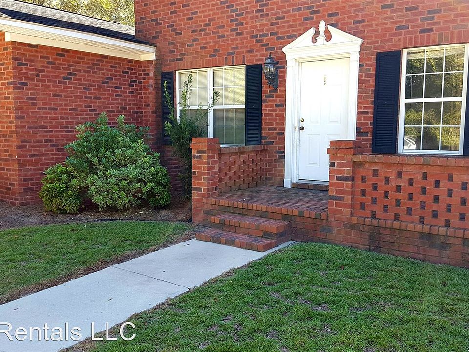 2nd image of 900 Country Club Rd APT 4