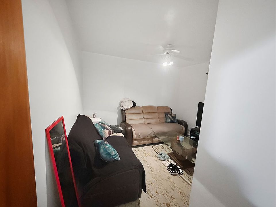 22040 Cloverlawn St, photo 13