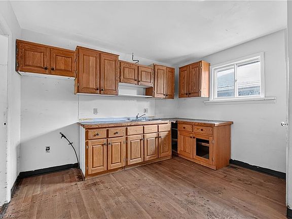 5th image of 689 Burgess Ave