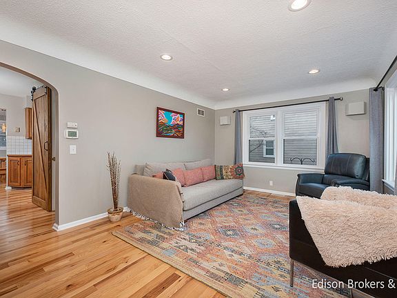 4th image of 2475 College Ave NE