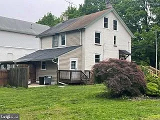 3 bed, 1.0 bath, 1138 sqft, $2,400 — Photo 2