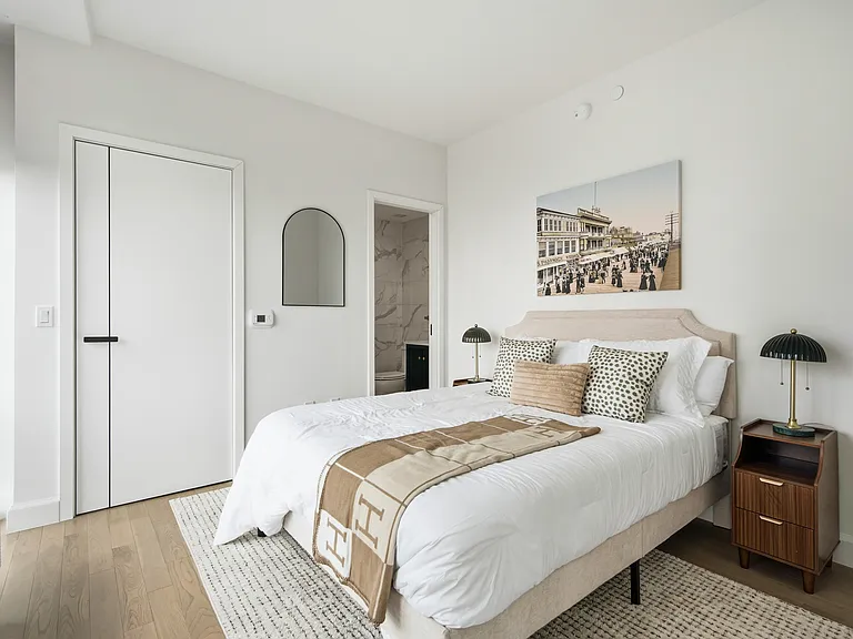 628 Summit Ave #1 — Photo 11