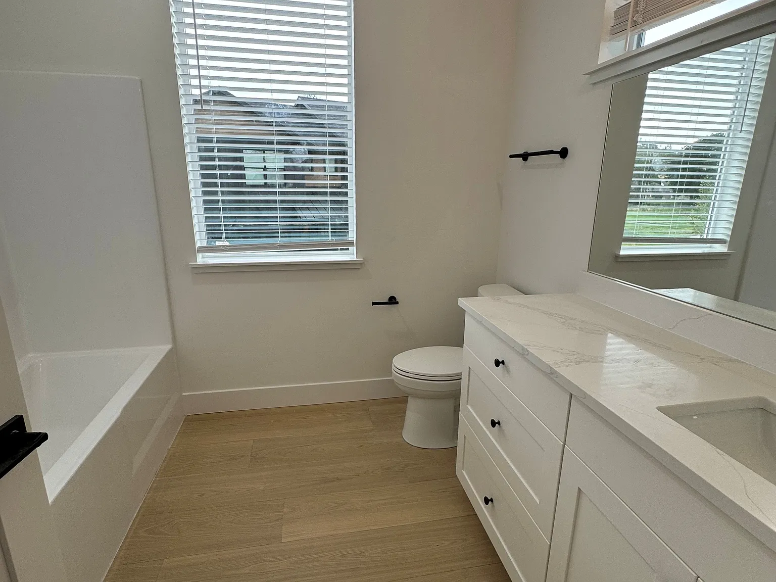3 bed, 2.5 bath, 1323 sqft, $2,195 — Photo 4