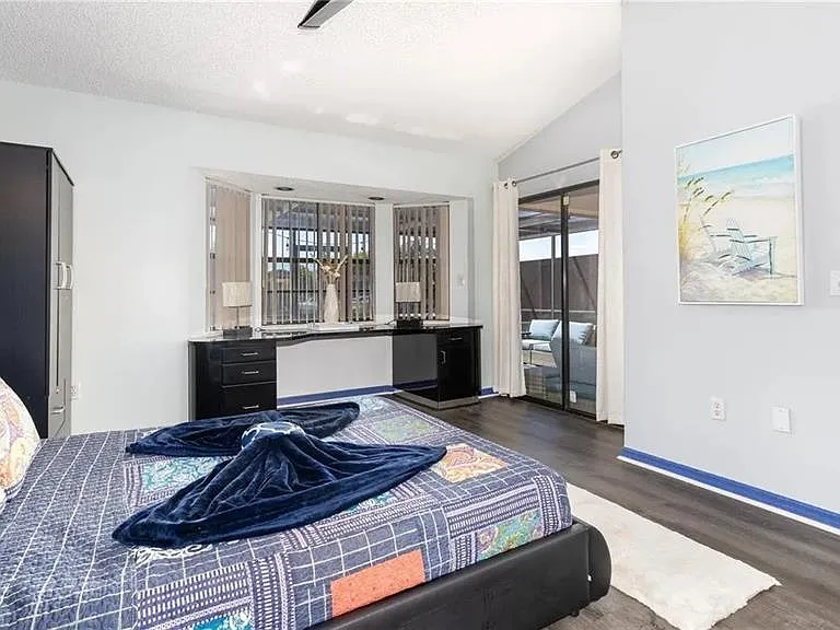 10438 Saint Tropez Pl — Photo 17