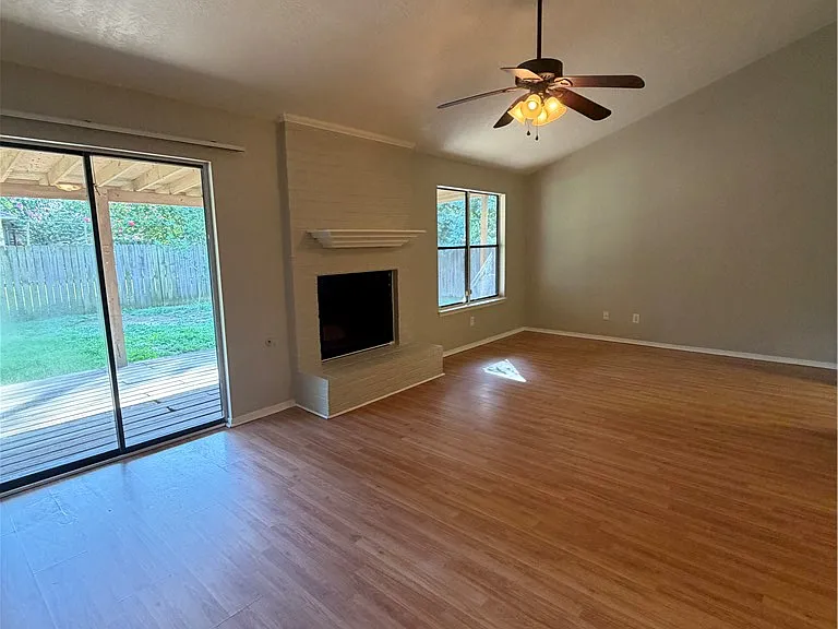 3206 Dallis Dr — Photo 2