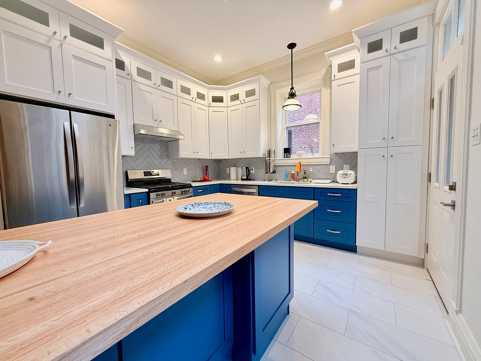 3 bed, 2.5 bath, 2056 sqft, $3,600 — Photo 4