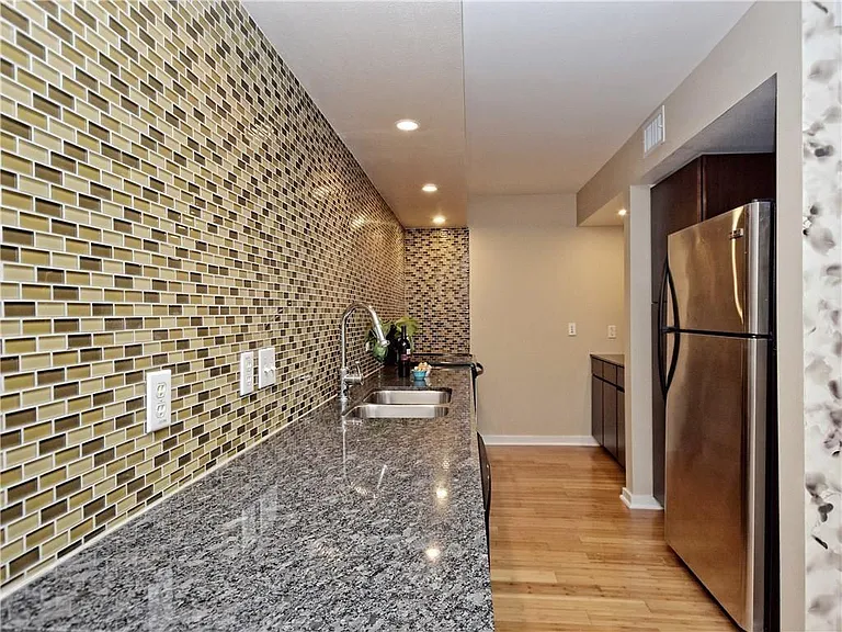 2200 Dickson Dr #126 — Photo 4